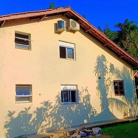 Casa com piscina aquecida e com grande área verde. Ubatuba Exterior foto