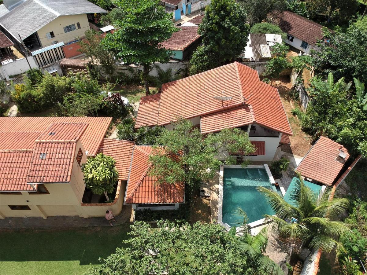 Casa com piscina aquecida e com grande área verde. Ubatuba Exterior foto